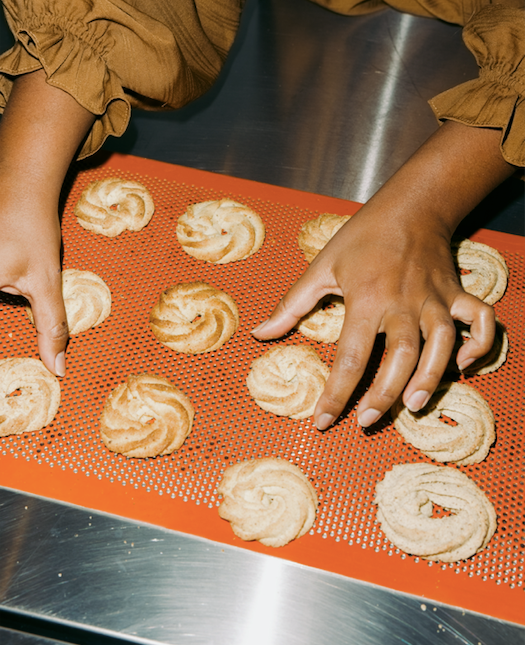 Vanilla cookies traditional danish. Vaniljekranse og hænder 