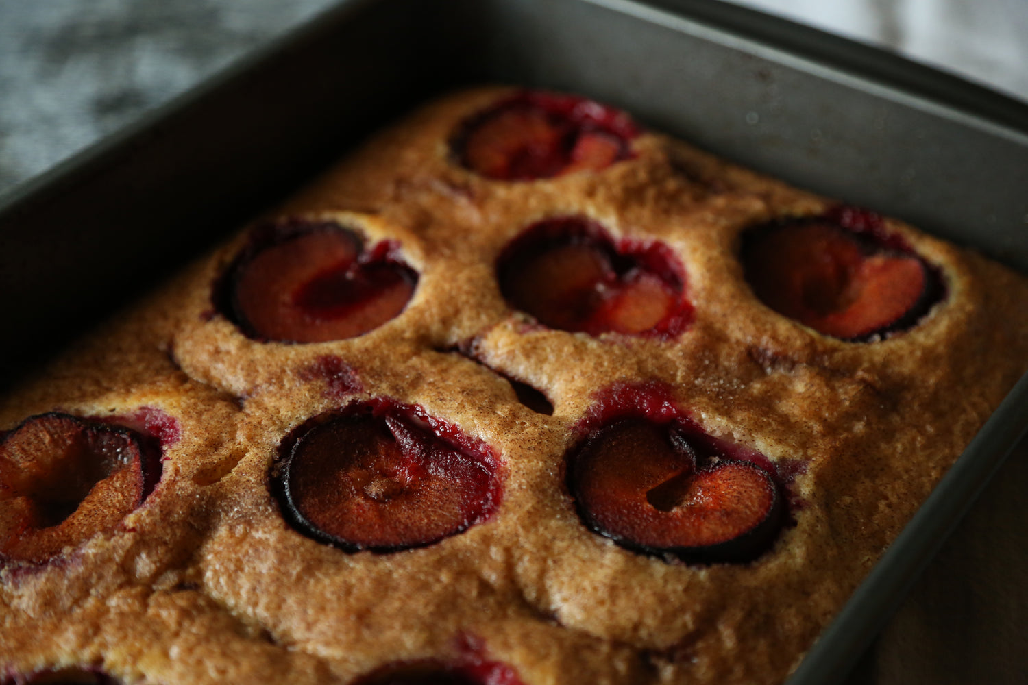 cakes with plumbs. Kage med blommer