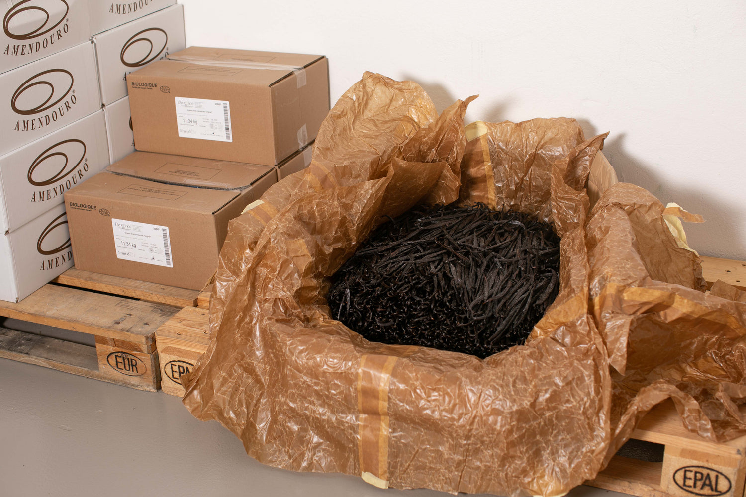 A box of wholesale vanilla beans. En kasse med engros vanilje