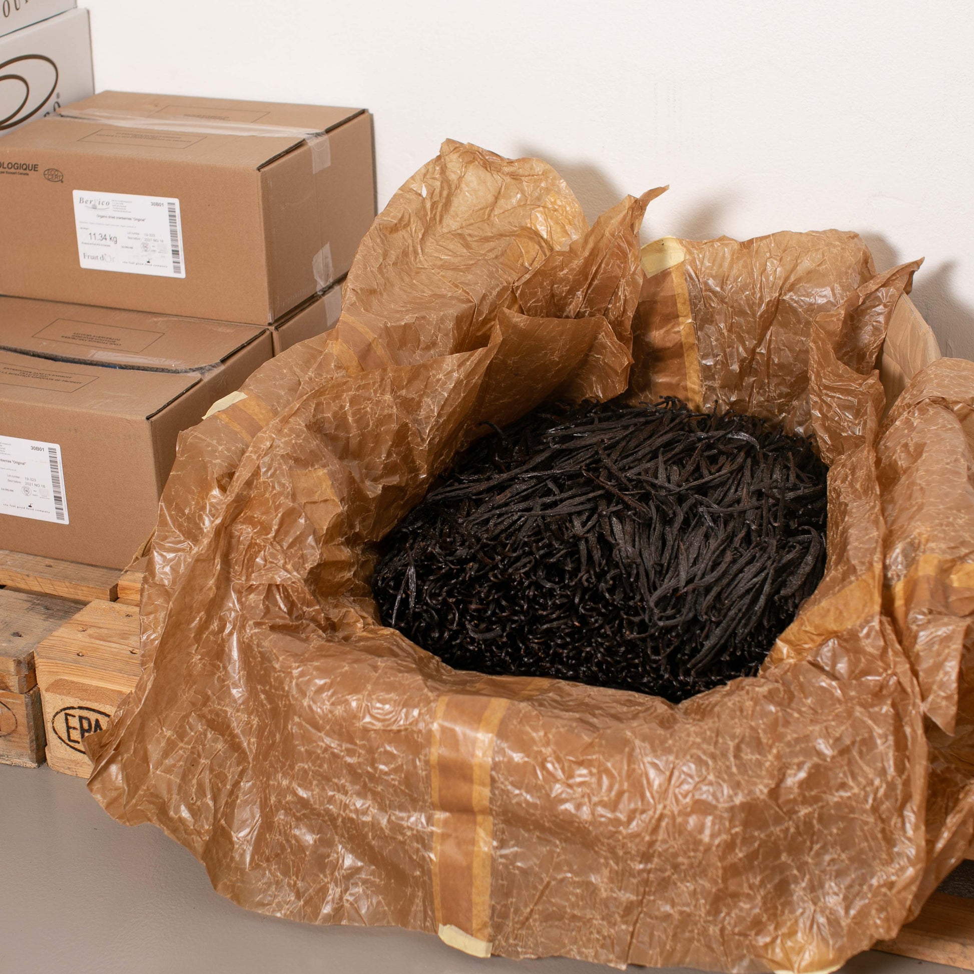 A box of wholesale vanilla beans. En kasse med engros vanilje